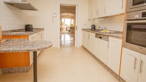 Wasserkocher mit Kaffee-/Teezubehör, Kühlschrank, Mikrowelle, Ofen