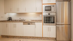 Wasserkocher mit Kaffee-/Teezubehör, Kühlschrank, Mikrowelle, Ofen