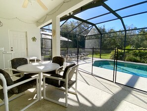 Piscine chauffée, chaises longues