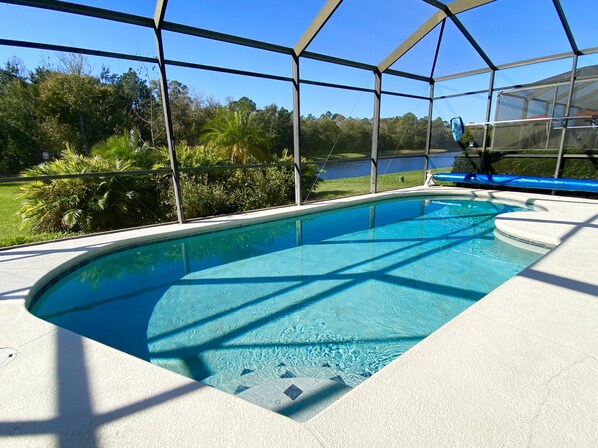 Beheizter Pool, Liegestühle