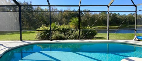 Una piscina riscaldata, lettini