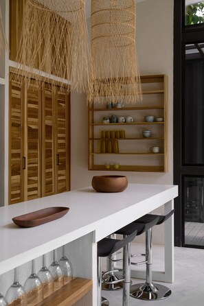 Refrigerador con freezer, microondas, horno, placa de cocina