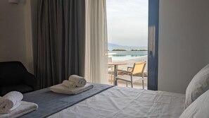 Triple Room | Deluxe Pool & Sea View | Literie de qualité, minibar, bureau