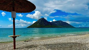 Vlak bij het strand, ligstoelen, parasols