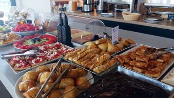 Free daily buffet breakfast