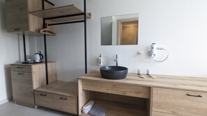 Maisonette | Garden & Side Sea View | Literie de qualité supérieure, minibar, bureau