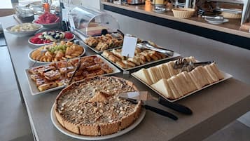 بوفيه فطور مجانًا يوميًا