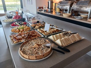 Free daily buffet breakfast - Costa Ionica Mytikas Seaside Hotel (Xiromero)