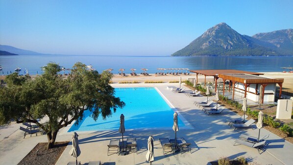 En säsongsöppen utomhuspool