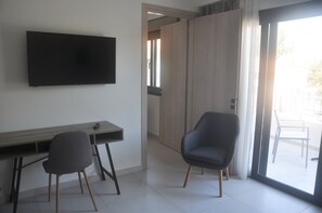 Family Suite | Mountain View | Living area