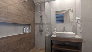 Triple Room | Superior Pool & Sea Front View | Salle de bain | Douche, articles de toilette griffés, séchoir à cheveux, pantoufles