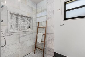Dusche, Haartrockner, Handtücher, Seife