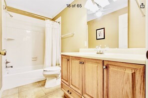 Eco-friendly toiletries, hair dryer, towels, soap - Perfect waterfront Vacation half house by Lake Tohoa &Disney (Kissimmee)