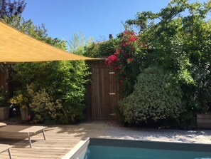 Outdoor pool, a heated pool - Bordeaux, Jacuzzi, Piscine, Calme et Bien Être (Bordeaux)