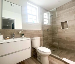 Dusche, Handtücher, Seife, Shampoo