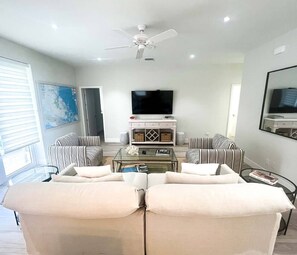 TV - The Pineapple Villa (Nassau)