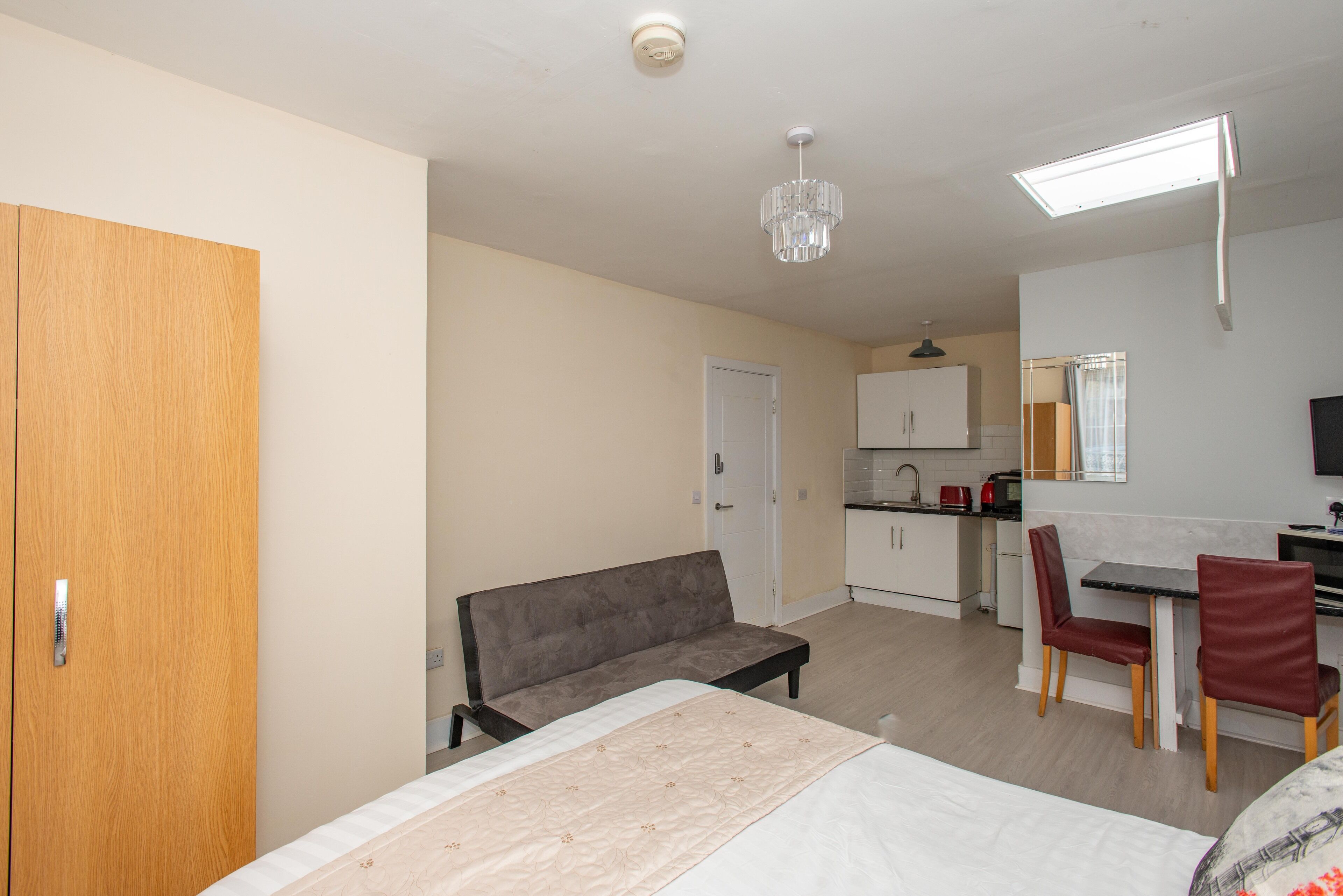 *REDUCED* *REFURBISHED* Studio (2) 25 mins to London Bridge