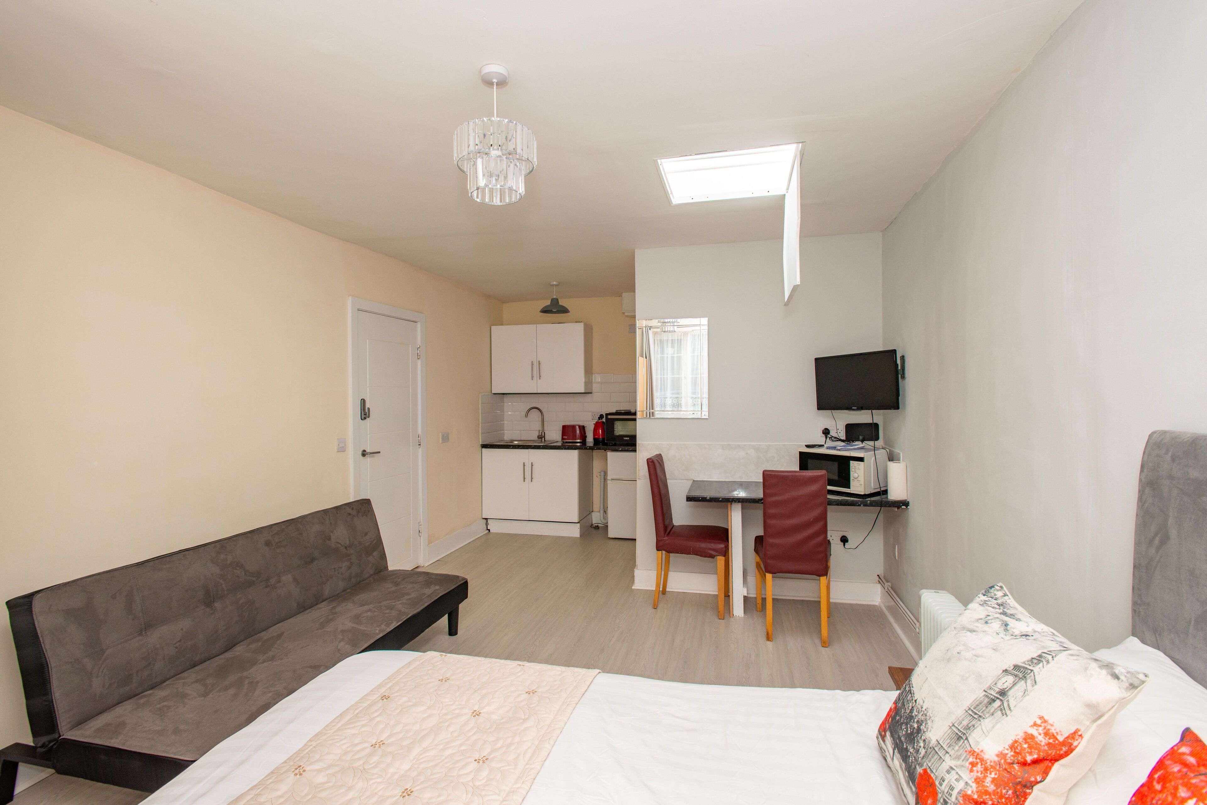 *REDUCED* *REFURBISHED* Studio (2) 25 mins to London Bridge