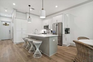 Mikrowelle, Herdplatte, Geschirrspüler