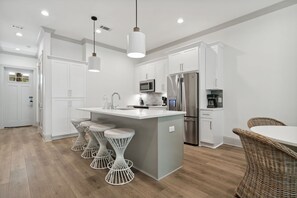 ثلاجة، ميكروويف، فرن، موقد طهي مسطح