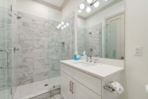 Douche, séchoir à cheveux, serviettes fournies