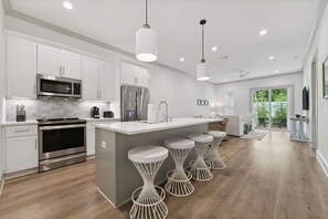 Mikrowelle, Herdplatte, Geschirrspüler