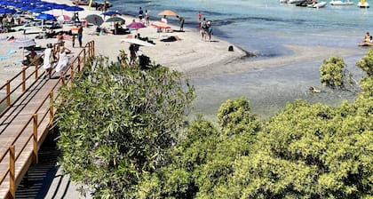 🏡Accommodation Rental
🏊Private Swimming Pool
🌊Sea view
🪴Private garden