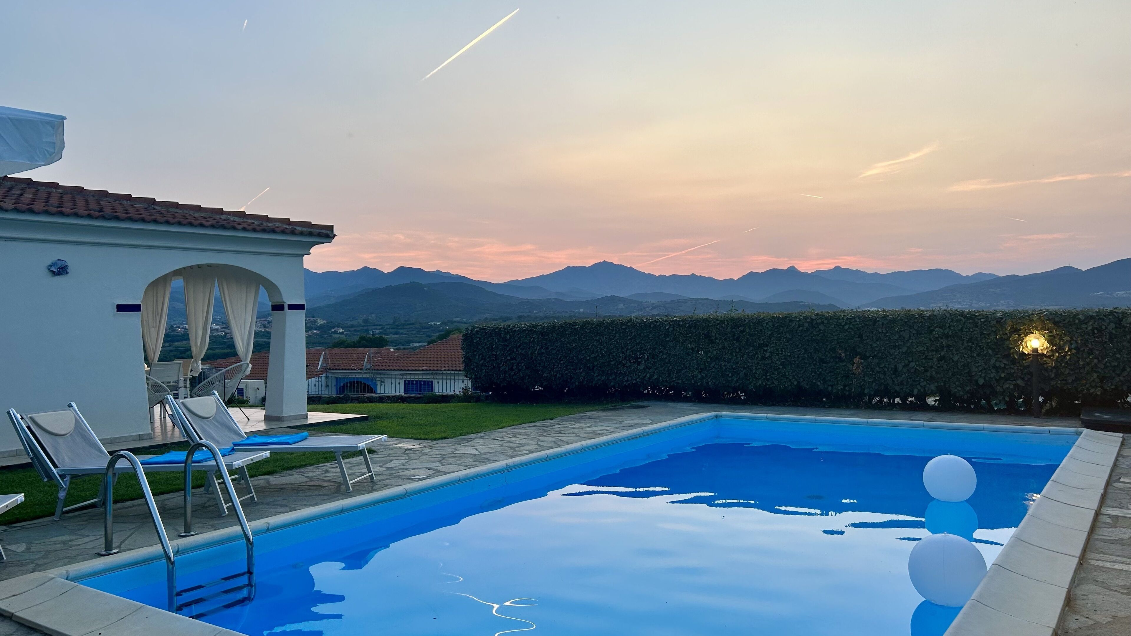 🏡Accommodation Rental
🏊Private Swimming Pool
🌊Sea view
🪴Private garden