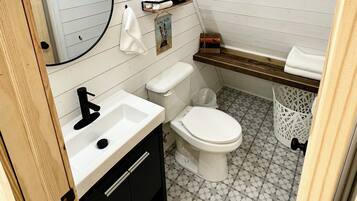 Dusche, Haartrockner, Handtücher, Toilettenpapier