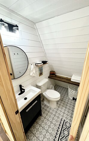 Bruser, hårtørrer, håndklæder, Toiletpapir