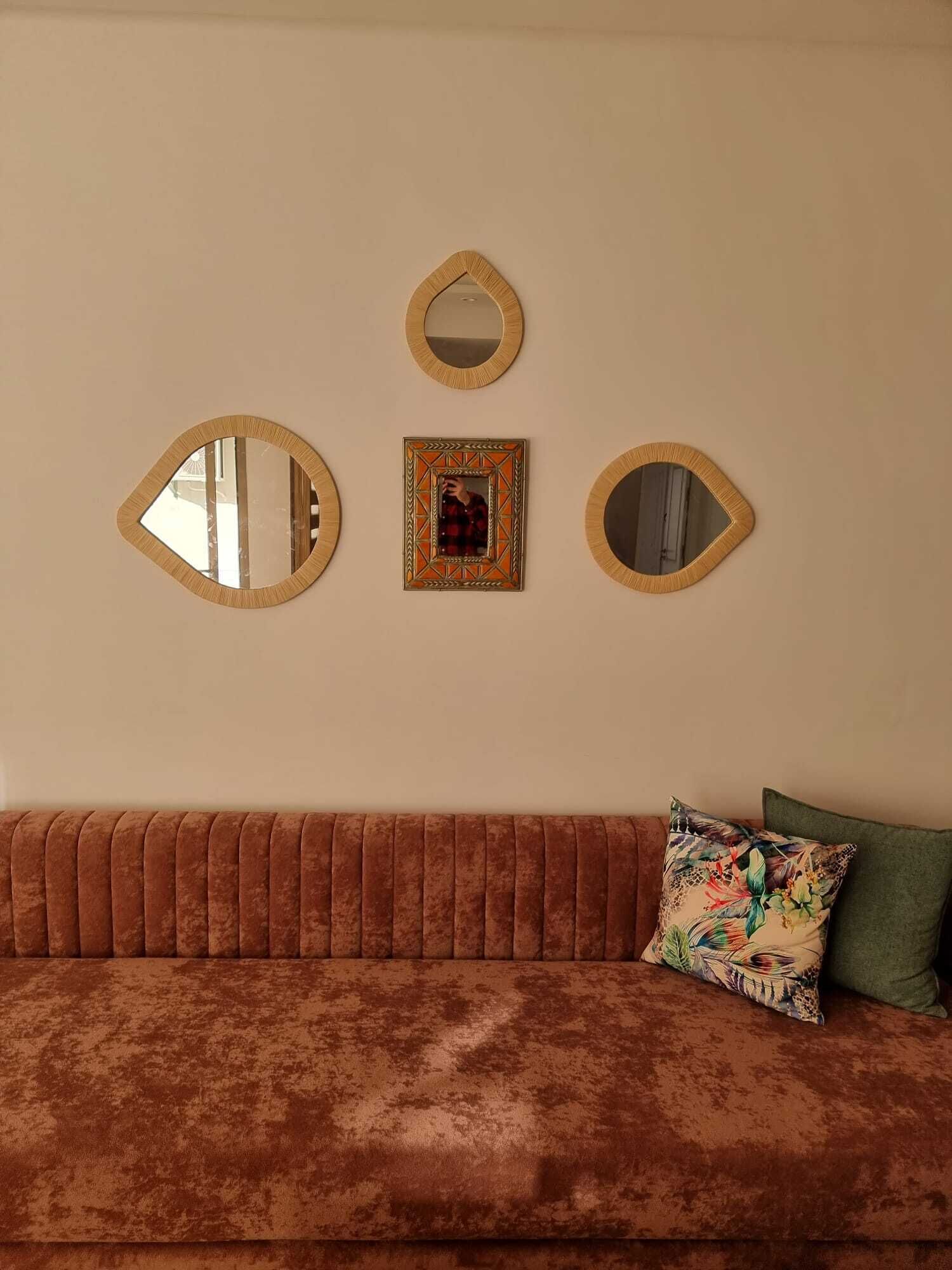 Un sofá marrón con un cojín y una almohada estampada con motivos florales.