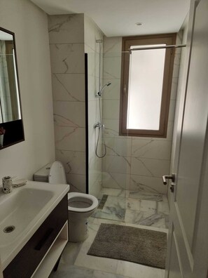 Shower, towels, soap, shampoo - Dari's House Nearest Place TO Airport MED V (Nouaceur)