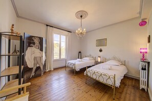 3 soverom, strykejern/-brett, wi-fi og sengetøy