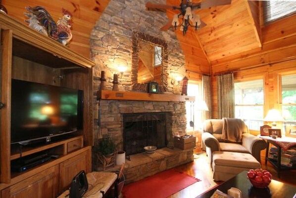 TV, fireplace, DVD player, books - SERENE COZY CABIN on the a mountainside in the beautiful Blue Ridge Mtns (Lake Lure)