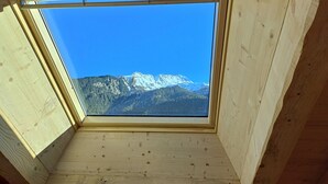Ein Oberlicht mit Blick auf die Berge.