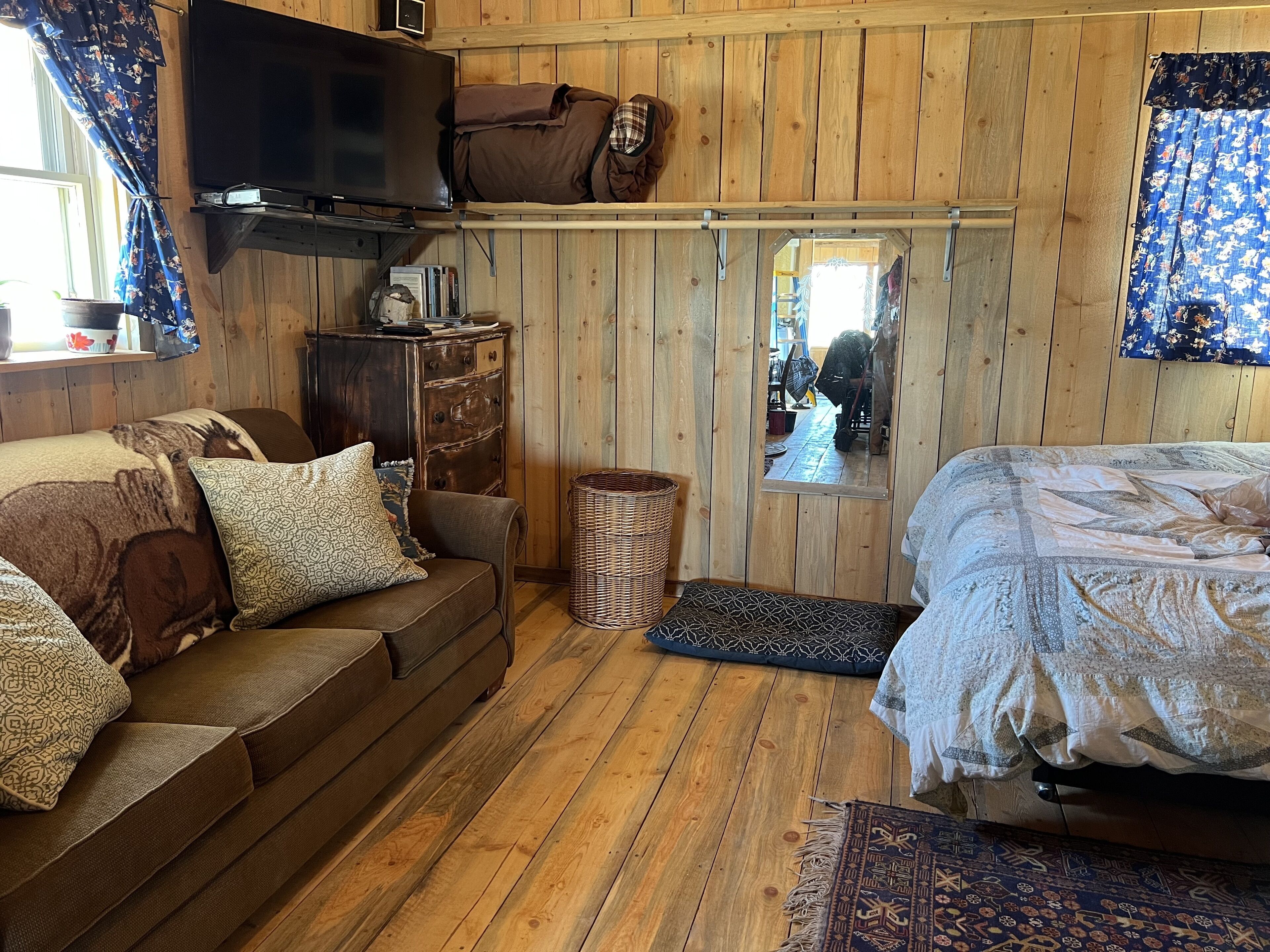 Ramshorn Peak View Cabin + 15 Acres & local food. Animal friendly. 