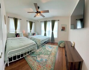 4 habitaciones, tabla de planchar con plancha y cuna de viaje 