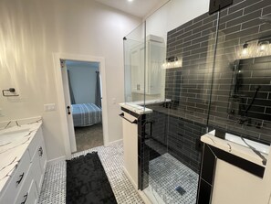 Een douche, een haardroger, handdoeken, zeep