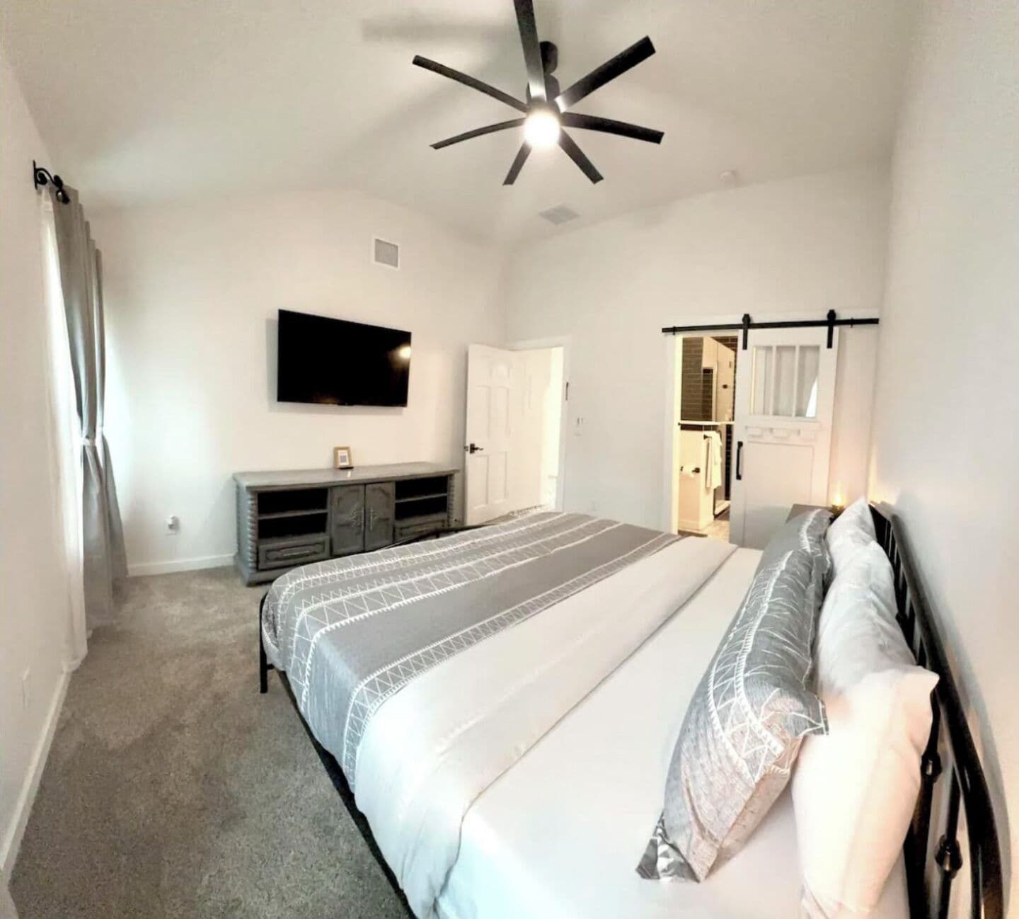 4 habitaciones, tabla de planchar con plancha y cuna de viaje 