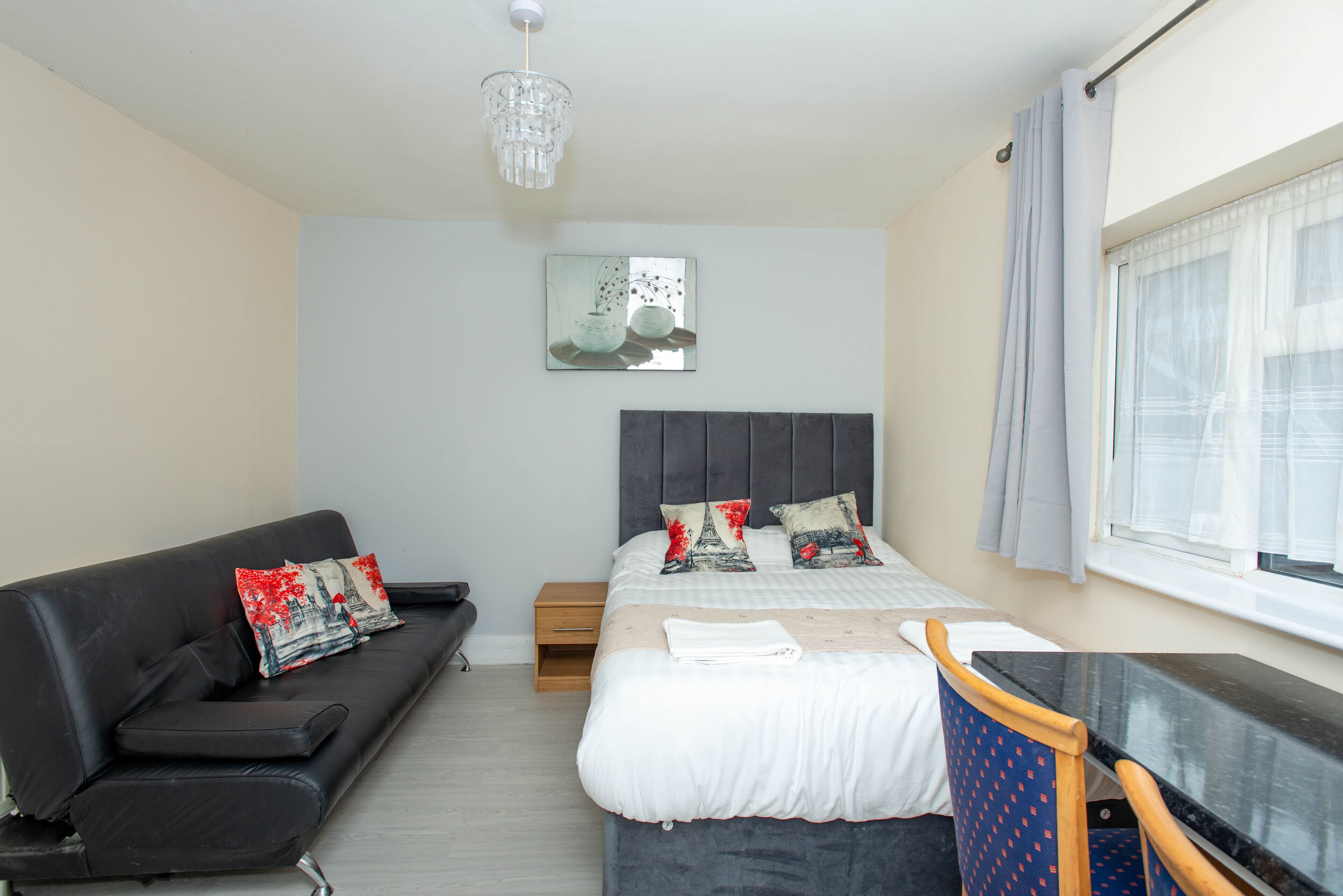 REDUCED RATE - Compact Studio 20 minutes to London via fast train