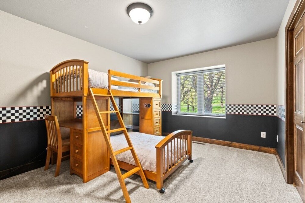 Larkspur Hills 5 BR Villa with Panoramic Mountain Views Sleeps 11