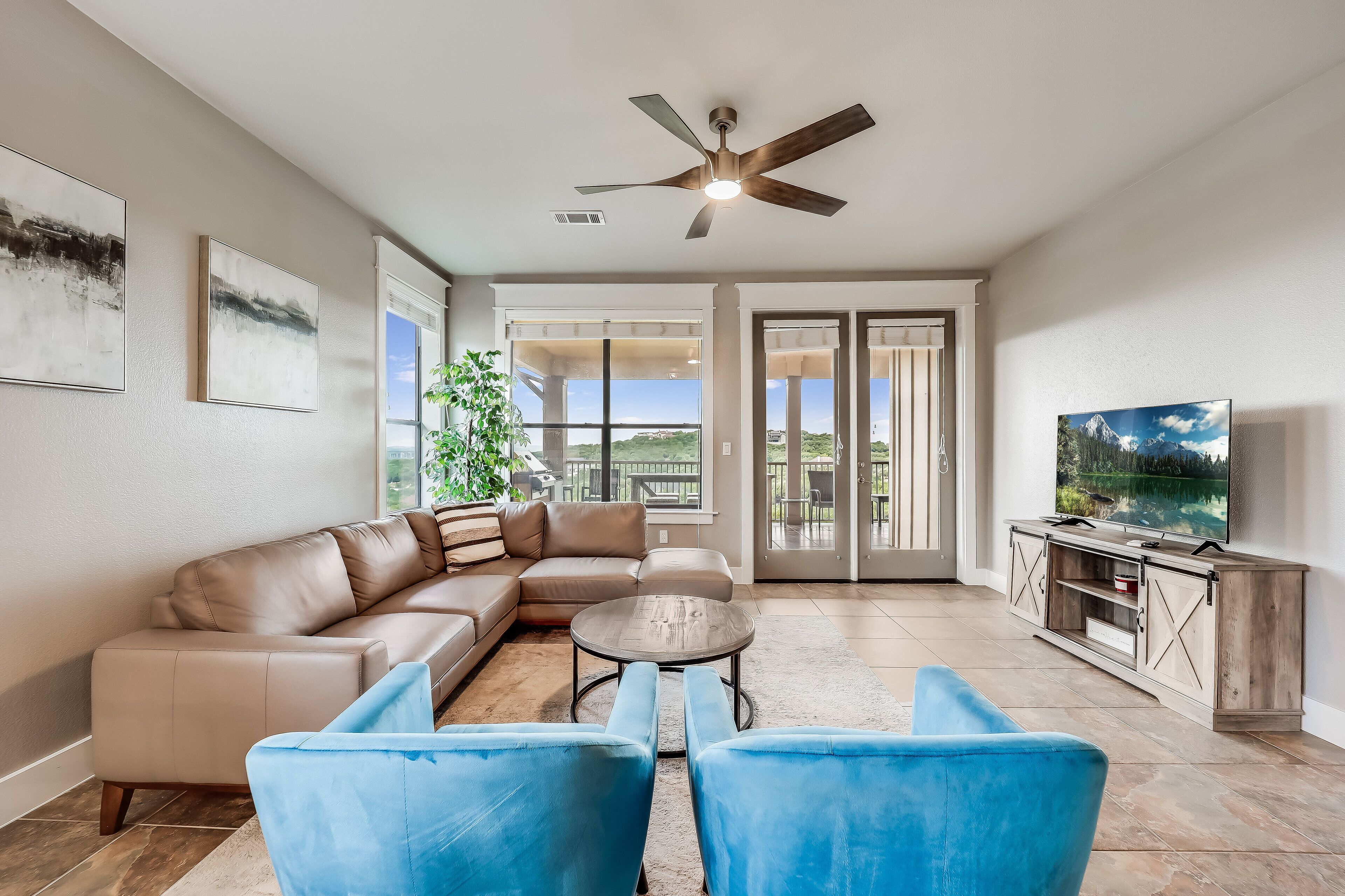 Top Floor Resort Villa - Lake Views, Pool, Balcony