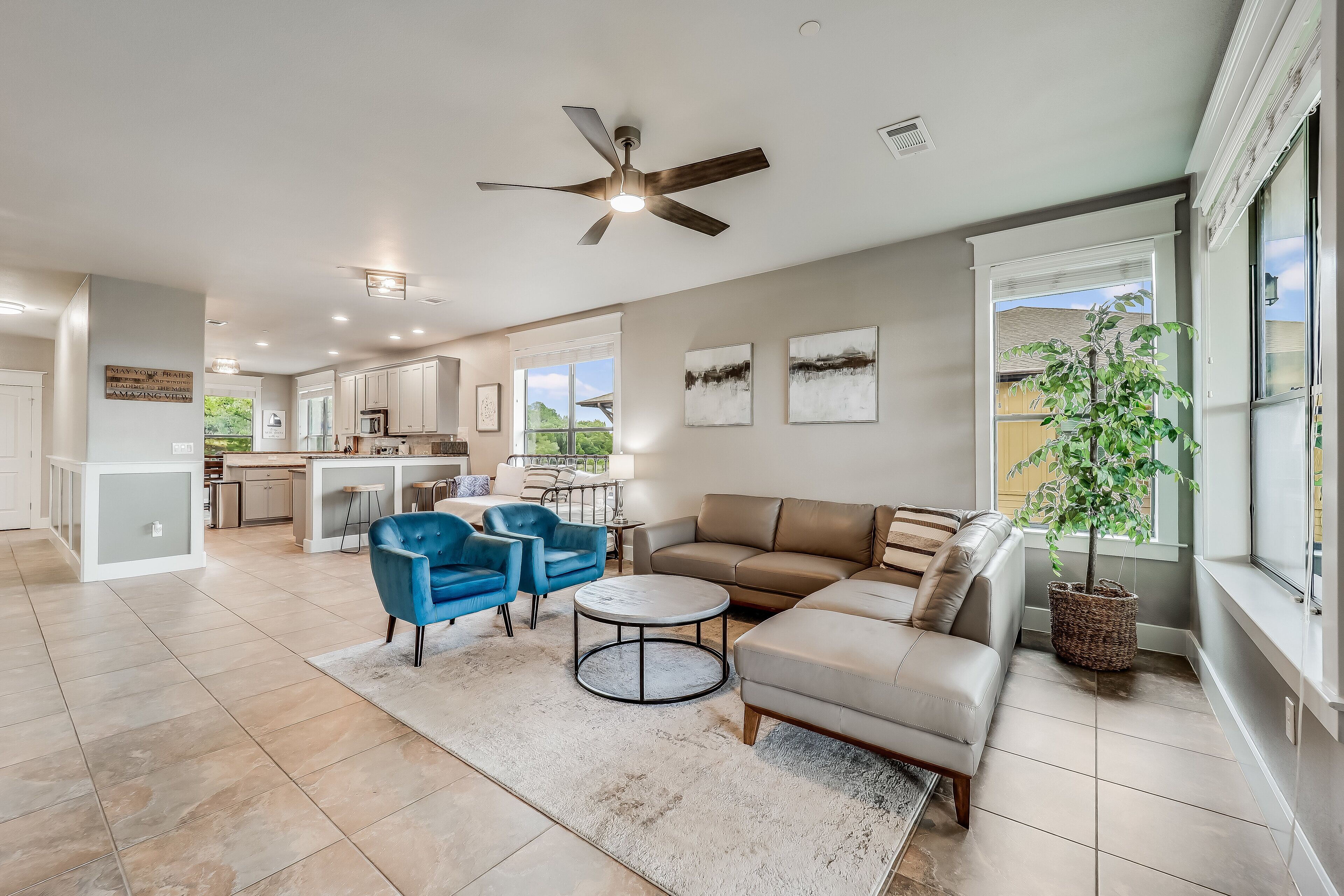 Top Floor Resort Villa - Lake Views, Pool, Balcony