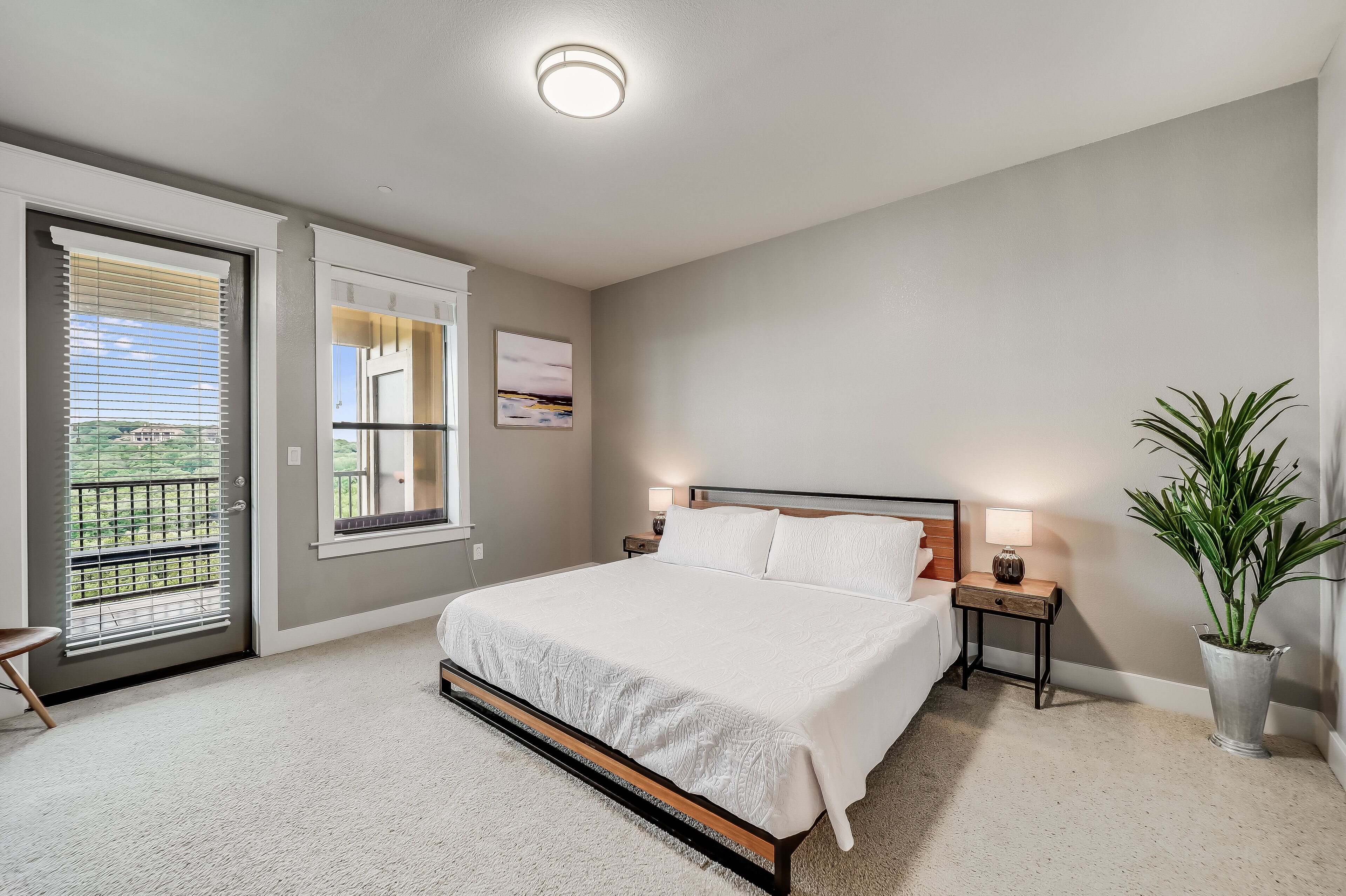 Top Floor Resort Villa - Lake Views, Pool, Balcony