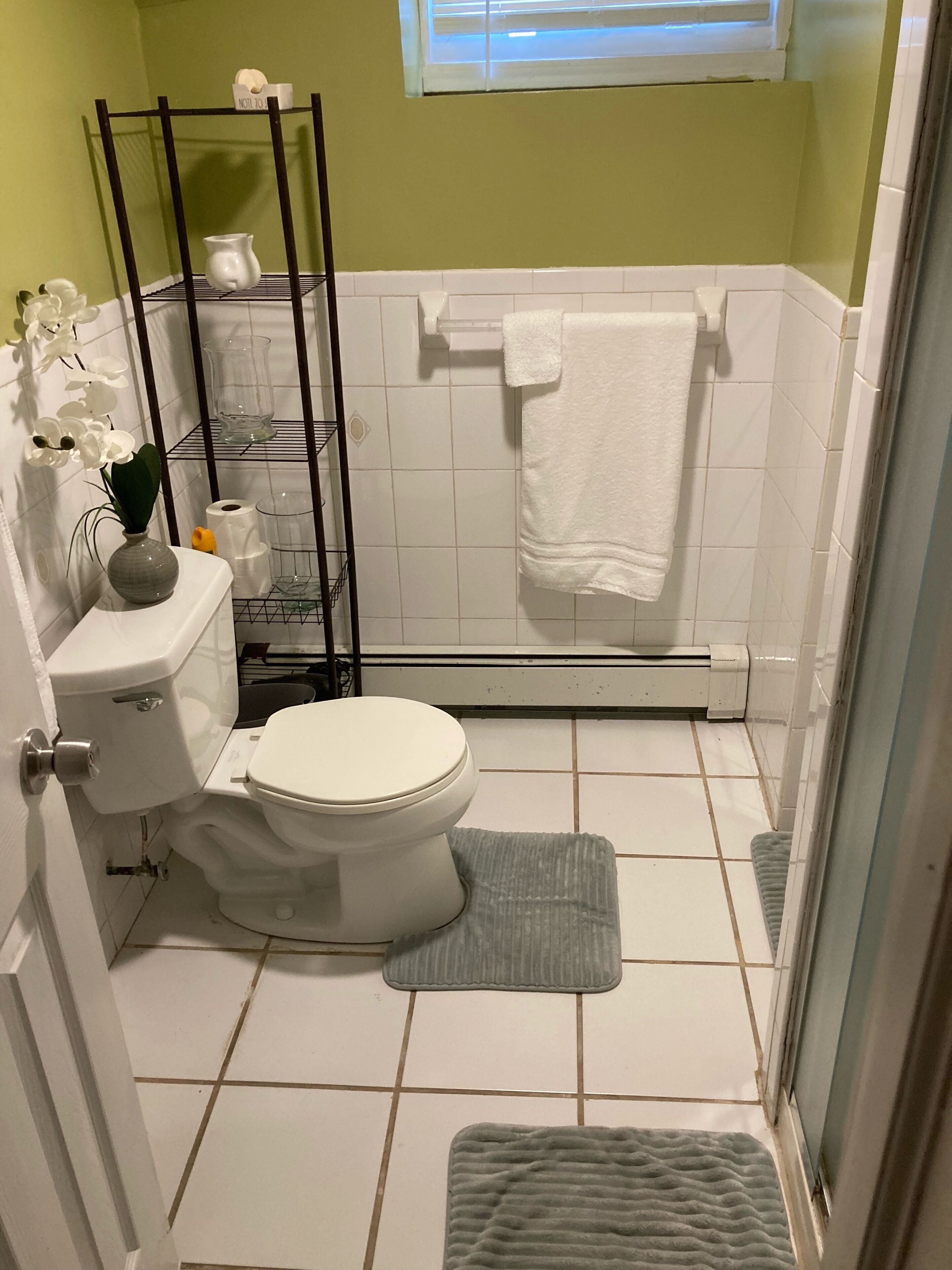 One bedroom walk down with private entrance   ,ten minutes from JFK  Airport.