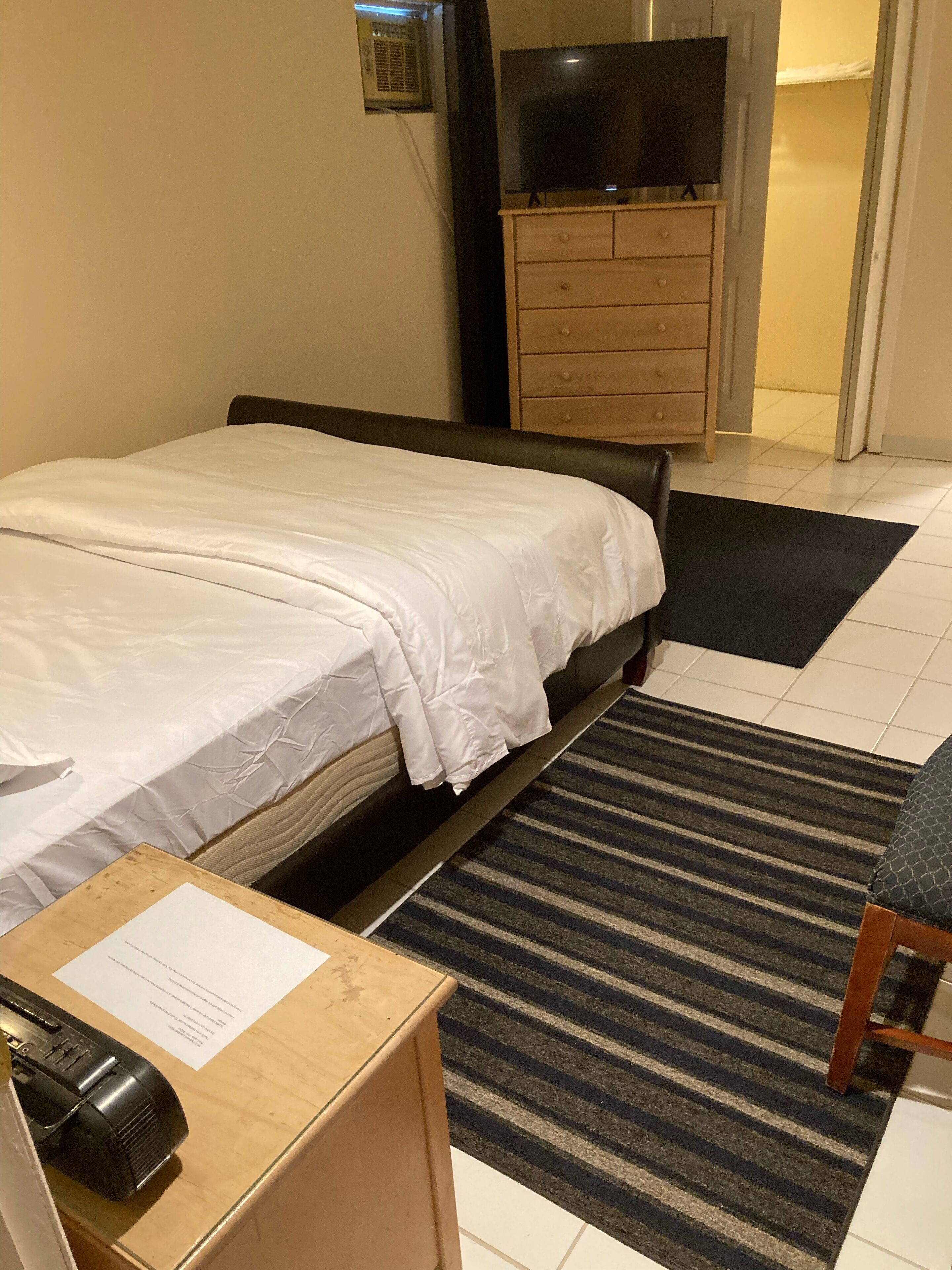 One bedroom walk down with private entrance   ,ten minutes from JFK  Airport.