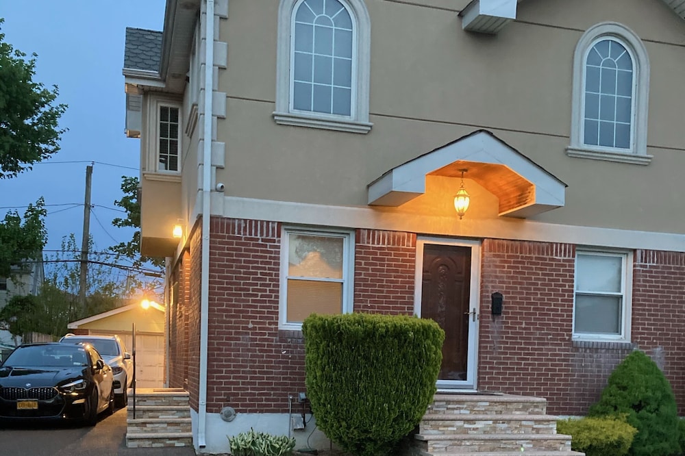 One bedroom walk down with private entrance ,ten minutes from JFK Airport.
