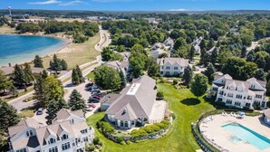 Un quartier résidentiel avec des maisons, une piscine et une plage.