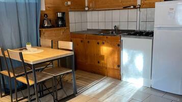 Comfort Chalet | Living area | 34-cm flat-screen TV with cable channels