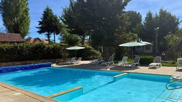 季節性室外游泳池,開放時間為 09:00 至 20:00,提供日光浴躺椅